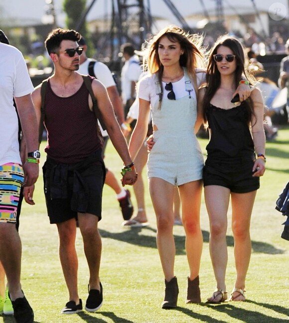 Joe Jonas et Blanda Eggenschwiler lors du 1er jour du Festival de Coachella à Indio, le 11 avril 2014.