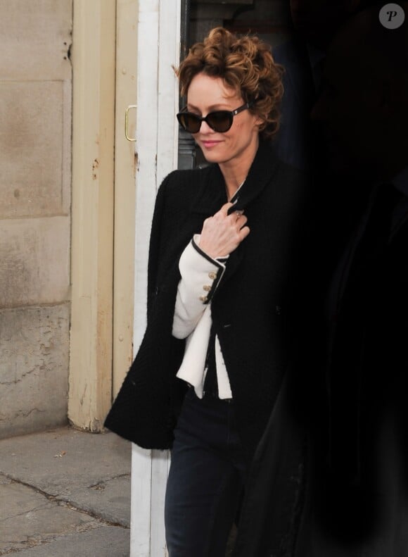 Vanessa Paradis quitte le défilé de mode Chanel le 4 mars 2014.