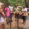 Un rite de bienvenue dans la jungle dans Les Anges de la télé-réalité 6 sur NRJ 12 le lundi 14 avril 2014