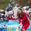 Kate Middleton s'essayant au cricket à Christchurch, en Nouvelle-Zélande, le 14 avril 2014.