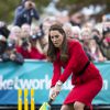 Kate Middleton s'essayant au cricket à Christchurch, en Nouvelle-Zélande, le 14 avril 2014.