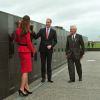 Le rideau va-t-il s'ouvrir ? Kate Middleton et le prince William au mémorial de la base Wigram de l'Armée de l'Air néo-zélandaise, à Christchurch le 14 avril 2014.