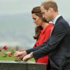 Kate Middleton et le prince William au mémorial de la base Wigram de l'Armée de l'Air néo-zélandaise, à Christchurch le 14 avril 2014.