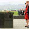 Kate Middleton et le prince William au mémorial de la base Wigram de l'Armée de l'Air néo-zélandaise, à Christchurch le 14 avril 2014.
