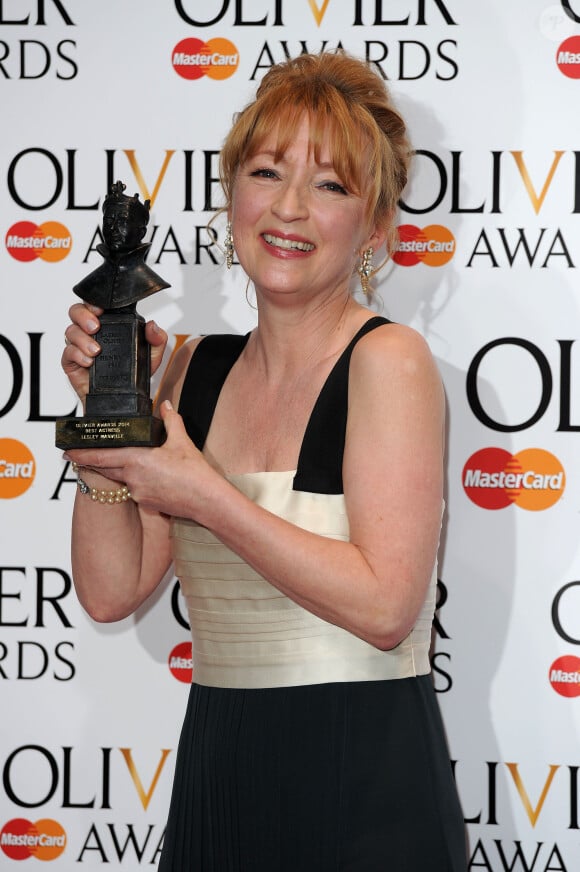 Lesley Manville (meilleure actrice pour son rôle dans "Les revanants") lors de la cérémonie des Laurence Olivier Awards 2014 au Royal Opera House à Londres, le 13 avril 2014.