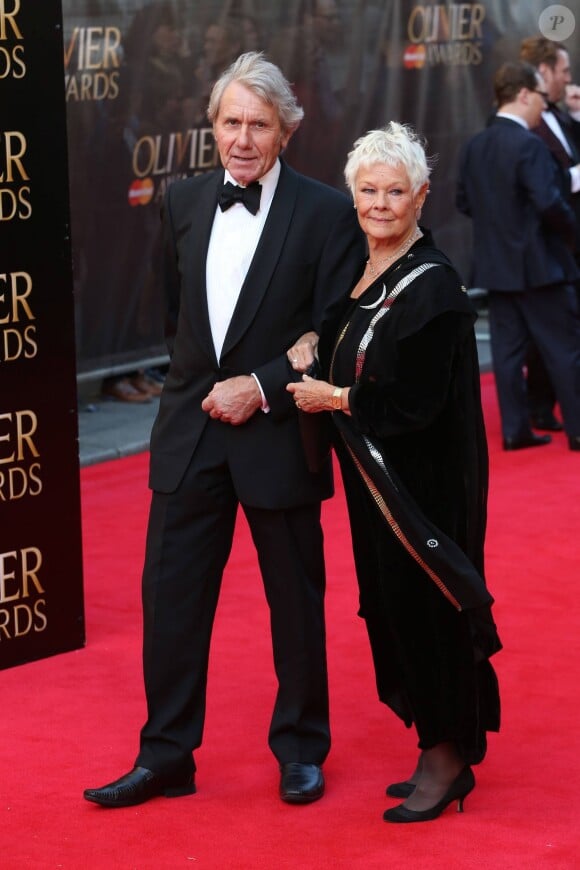 Judi Dench et David Mills lors de la cérémonie des Laurence Olivier Awards 2014 au Royal Opera House à Londres, le 13 avril 2014.