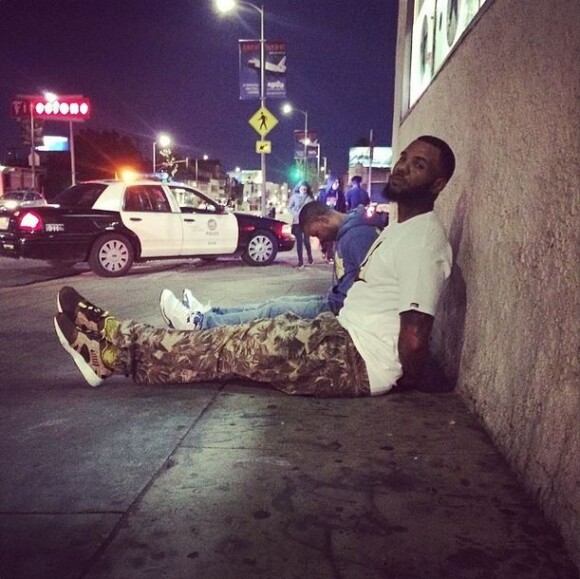 Sur Instagram, The Game a posté le 4 avril cette photo de lui, menotté et assis par terre.