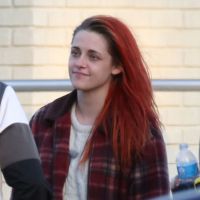 Kristen Stewart : Cheveux orange et look grunge, cigarette à la main