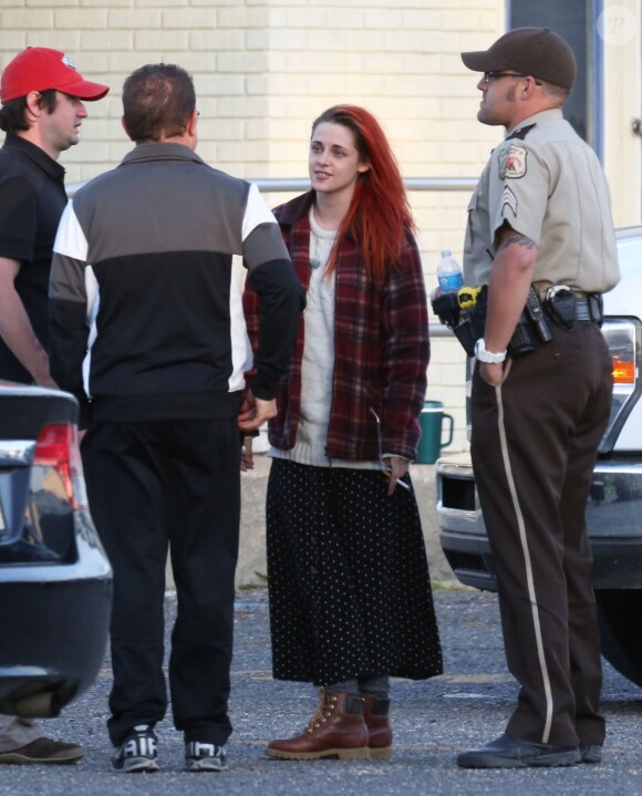 Kristen Stewart se détend pendant une pause sur le tournage d'American Ultra à La Nouvelle-Orléans le 15 avril 2014. L'actrice s'est teint les cheveux en orange pour le film.