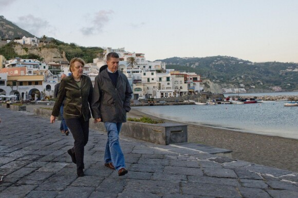 Angela Merkel et Joachim Sauer au bord de la mer à Sant'Angelo, sur l'île italienne d'Ischia, le 14 avril 2014. 