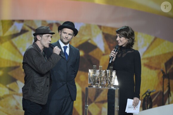 Miossec et David Ford recoivent le trophée de la Chanson originale pour "20 ans" de Johnny Hallyday - 29e édition des Victoires de la Musique à Paris. Le 14 février 2014.