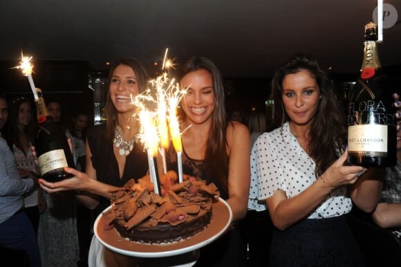 Marine Lorphelin, Malika Ménard et Laury Thilleman emmènent le gâteau de leur amie Flora Coquerel, Miss France 2014, qui a célébré ses 20 ans au restaurant La Gioia, au Vip Room, à Paris, le 16 avril 2014
