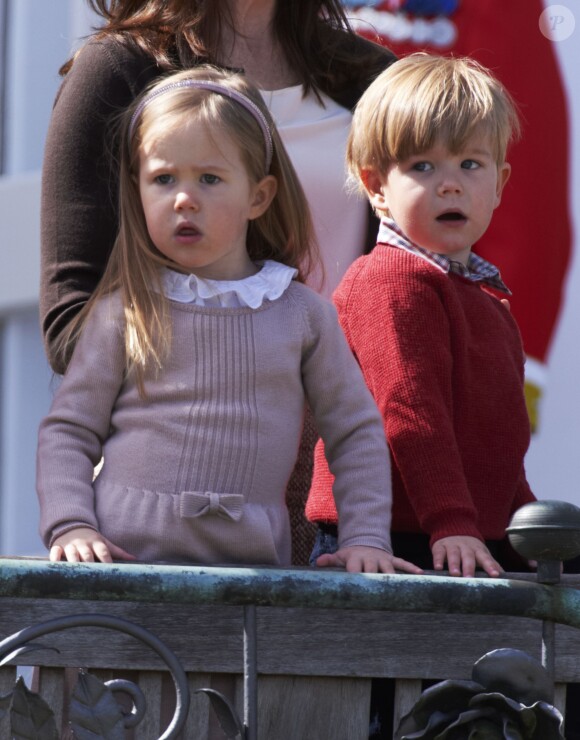 Les jumeaux Joséphine et Vincent au balcon de Marselisborg. La famille royale de Danemark fêtait les 74 ans de la reine Margrethe II au château de Marselisborg, à Aarhus, le 16 avril 2014.