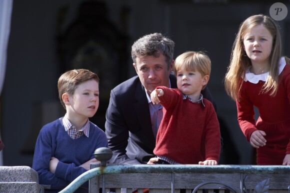 Le prince Frederik avec ses enfants Christian, Vincent et Isabella. La famille royale de Danemark fêtait les 74 ans de la reine Margrethe II au château de Marselisborg, à Aarhus, le 16 avril 2014.