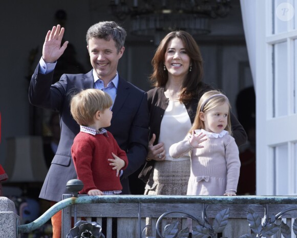 Frederik et Mary de Danemark avec les jumeaux Vincent et Joséphine. La famille royale de Danemark fêtait les 74 ans de la reine Margrethe II au château de Marselisborg, à Aarhus, le 16 avril 2014.