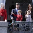 Frederik et Mary de Danemark avec leurs enfants Vincent et Joséphine auprès de la reine. La famille royale de Danemark fêtait les 74 ans de la reine Margrethe II au château de Marselisborg, à Aarhus, le 16 avril 2014.