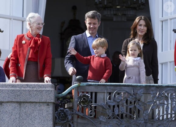 Frederik et Mary de Danemark avec leurs enfants Vincent et Joséphine auprès de la reine. La famille royale de Danemark fêtait les 74 ans de la reine Margrethe II au château de Marselisborg, à Aarhus, le 16 avril 2014.