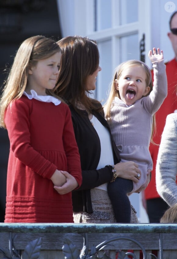 La petite princesse Joséphine a la langue bien pendue ! La famille royale de Danemark fêtait les 74 ans de la reine Margrethe II au château de Marselisborg, à Aarhus, le 16 avril 2014.