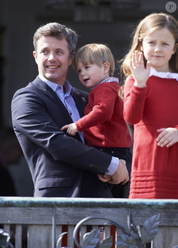 Le prince Vincent dans les bras de son père le prince Frederik. La famille royale de Danemark fêtait les 74 ans de la reine Margrethe II au château de Marselisborg, à Aarhus, le 16 avril 2014.