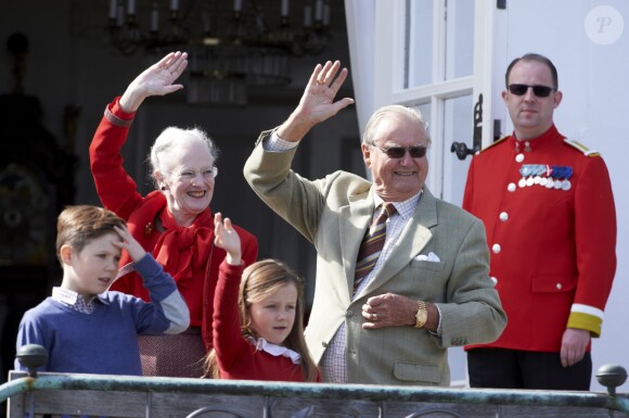 La reine Margrethe II et le prince consort Henrik saluant la foule, avec leurs petits-enfants Christian et Isabella. La famille royale de Danemark fêtait les 74 ans de la reine Margrethe II au château de Marselisborg, à Aarhus, le 16 avril 2014.