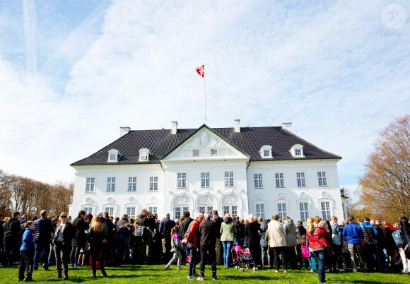 La famille royale de Danemark s'est réunie autour de la reine Margrethe II au château de Marselisborg, à Aarhus, le 16 avril 2014, pour fêter les 74 ans de la souveraine. Leurs compatriotes ont pu accéder au parc du château pour observer leur apparition au balcon vers midi.