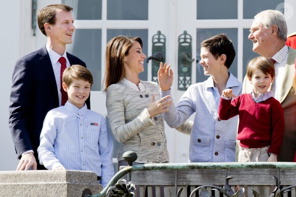 La princesse Marie complice avec son beau-fils le prince Nikolai. La famille royale de Danemark s'est réunie autour de la reine Margrethe II au château de Marselisborg, à Aarhus, le 16 avril 2014, pour fêter les 74 ans de la souveraine. Leurs compatriotes ont pu accéder au parc du château pour observer leur apparition au balcon vers midi.