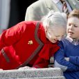  La famille royale de Danemark s'est réunie autour de la reine Margrethe II au château de Marselisborg, à Aarhus, le 16 avril 2014, pour fêter les 74 ans de la souveraine. Leurs compatriotes ont pu accéder au parc du château pour observer leur apparition au balcon vers midi. 