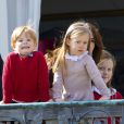  Les jumeaux Joséphine et Vincent font les zouaves ! La famille royale de Danemark s'est réunie autour de la reine Margrethe II au château de Marselisborg, à Aarhus, le 16 avril 2014, pour fêter les 74 ans de la souveraine. Leurs compatriotes ont pu accéder au parc du château pour observer leur apparition au balcon vers midi. 