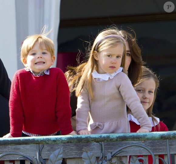 Les jumeaux Joséphine et Vincent font les zouaves ! La famille royale de Danemark s'est réunie autour de la reine Margrethe II au château de Marselisborg, à Aarhus, le 16 avril 2014, pour fêter les 74 ans de la souveraine. Leurs compatriotes ont pu accéder au parc du château pour observer leur apparition au balcon vers midi.