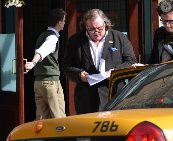 Gerard Depardieu est en train de lire le scénario du film sur DSK d'Abel Ferrara à New York, le 14 avril 2013.