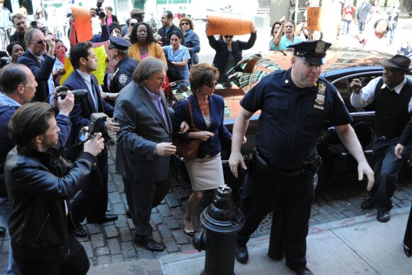 Gérard Depardieu et Jacqueline Bisset sur le tournage du film inspiré du scandale Dominique Strauss-Kahn à New York, le 25 avril 2013.