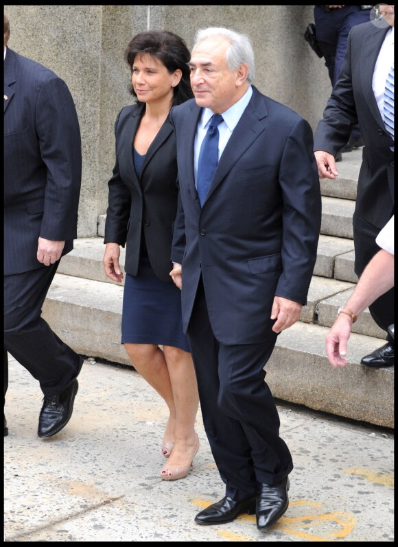 Dominique Strauss-Kahn et Anne Sinclair quittent le tribunal à New York, le 6 juin 2011.