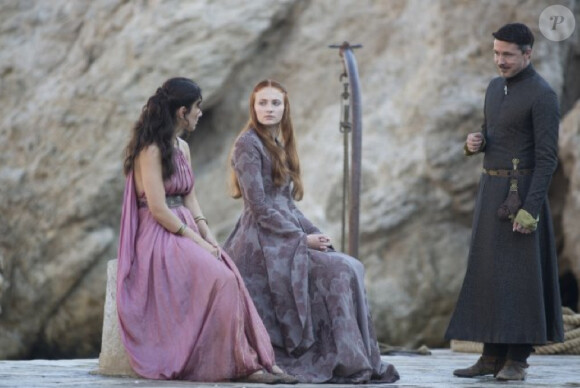 Aidan Gillen (Lord Petyr Baelish), Sibel Kekilli (Shae) et Sophie Turner (Sansa) dans la saison 3 de Game of Thrones (2013).