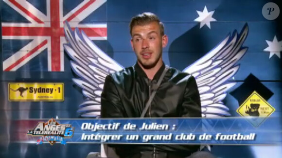 Julien blond dans Les Anges de la télé-réalité 6 sur NRJ 12 le vendredi 18 avril 2014