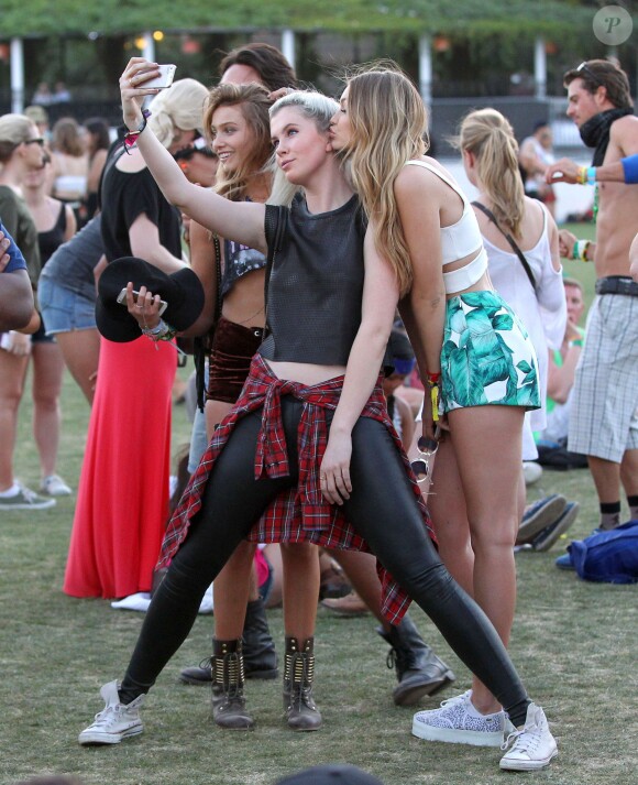 Ireland Baldwin s'éclate lors du festival de musique Coachella à Indio en Californie. Le 13 avril 2014.