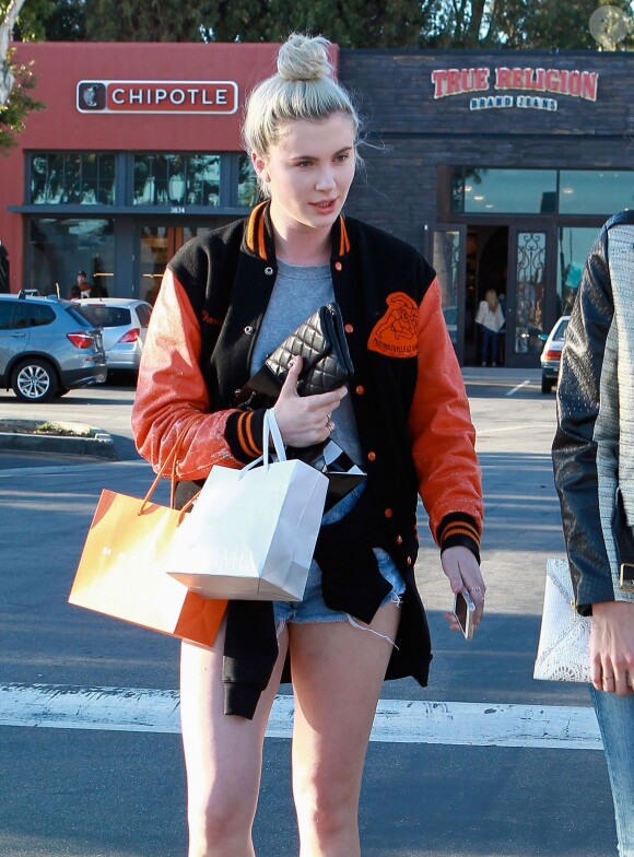 Ireland Baldwin fait du shopping à Malibu, le 5 avril 2014. 