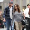 Exclusif - Mila Kunis, enceinte, et son fiancé Ashton Kutcher arrivent à l'aéroport de La Nouvelle-Orléans pour prendre un avion. Mila Kunis paraît très fatiguée sans maquillage. Le couple a passé une semaine de repos chez la soeur de Ashton. Le 19 avril 2014.
