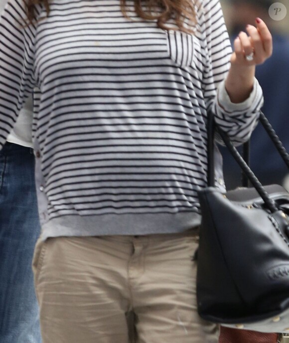 Exclusif - Mila Kunis (enceinte) affiche son baby-bump à l'aéroport de La Nouvelle-Orléans. Le 19 avril 2014 .