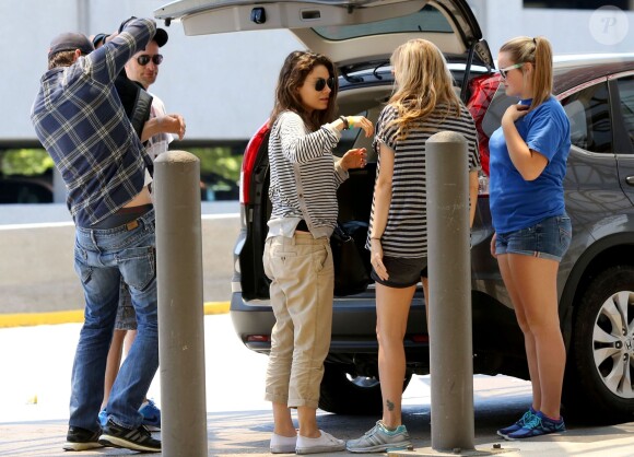 Exclusif - Mila Kunis (enceinte) et Ashton Kutcher arrivent à l'aéroport de La Nouvelle-Orléans.  Le 19 avril 2014.