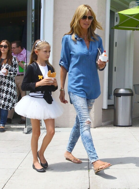 Heidi Klum, radieuse, emmène ses enfants Leni, Henry et Johan manger une glace à Brentwood, le 19 avril 2014