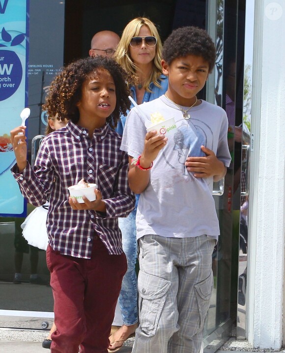 Belle journée pour Heidi Klum qui emmène ses enfants Leni, Henry et Johan manger une glace à Brentwood, le 19 avril 2014