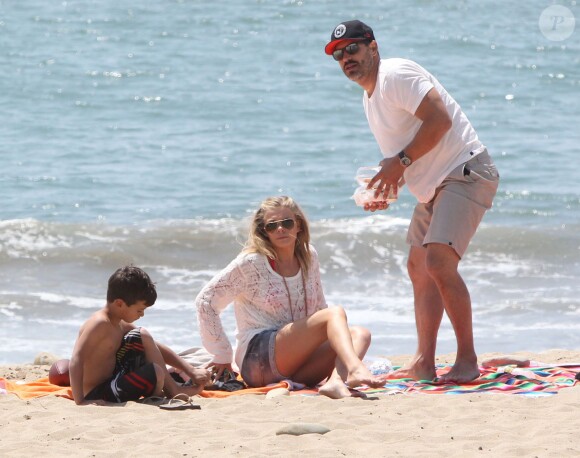 LeAnn Rimes et Eddie Cibrian passent la journée à la plage avec les fils de l'acteur Mason et Jake à Ventura, le 19 avril 2014.