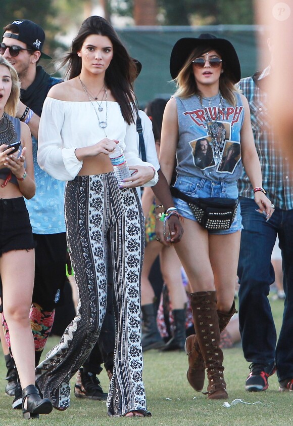 Kendall Jenner et Kylie Jenner au 2e jour du 2e week-end du festival de musique de Coachella à Indio, le 19 avril 2014.