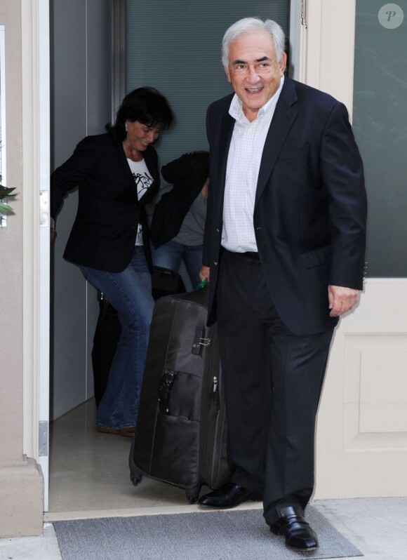 Dominique Strauss-Kahn et Anne Sinclair quittent leur domicile de New York pour rejoindre Paris, le 3 septembre 2011.