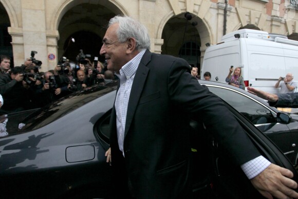 Dominique Strauss-Kahn et Anne Sinclair arrivent à leur domicile parisien, le 4 septembre 2011.
 