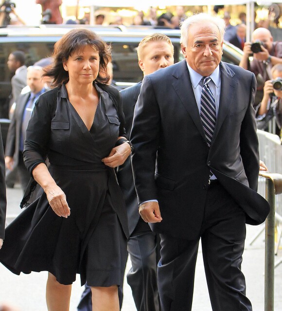 Dominique Strauss-Kahn et Anne Sinclair arrivent à la cour pénale de NY, le 23 août 2011