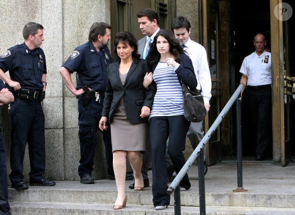 Anne Sinclair et Camille, la fille de Dominique Strauss-Kahn, sortent du tribunal après avoir demandé la libération sous caution de DSK, 19 mai 2011, New York