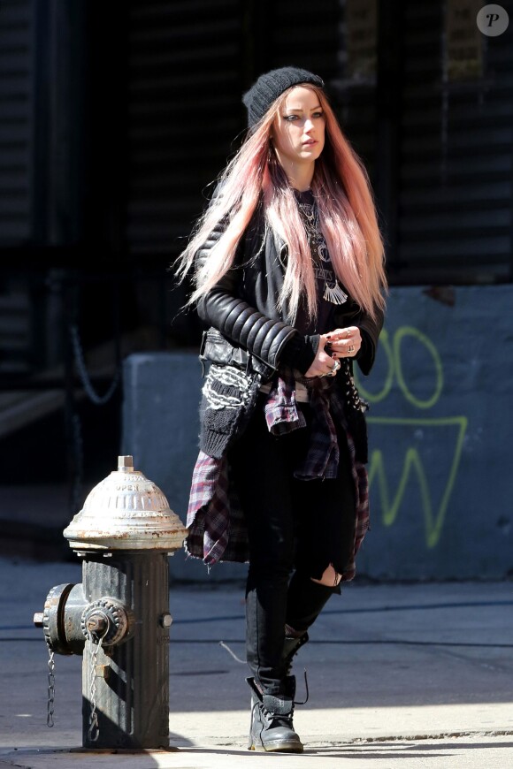 Amber Heard, avec des mèches roses, sur le tournage de When I Live My Life Over Again à New York, le 21 avril 2014.