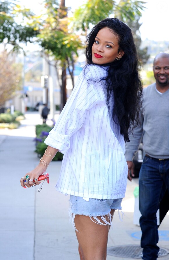 Rihanna, radieuse à la sortie d'une boutique Petit Tresor à West Hollywood, le 22 avril 2014.