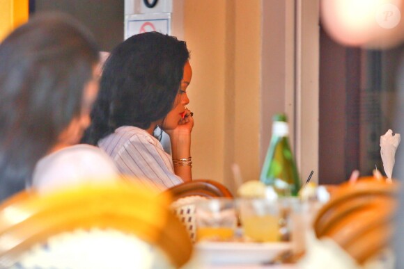 Rihanna déjeune au restaurant Sushiya à West Hollywood, le 22 avril 2014.